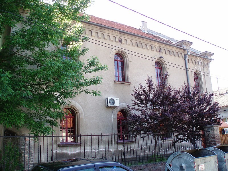 File:Zemunska sinagoga pogled sa ulice.JPG