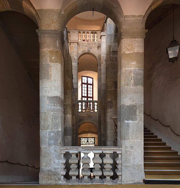 File:(Narbonne) Grand escalier du Palais des Archevêques de Narbonne.jpg