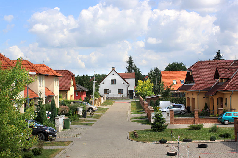 File:Čelákovice, Císařská Kuchyně, new housing.jpg