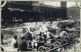 I tassisti sulla piazza della stazione ferroviaria