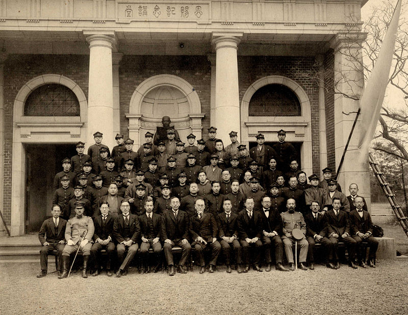 拓殖大学の昭和4年の卒業写真。中央が後藤新平学長。左隣は永田秀次郎次期学長 Wikipediaより