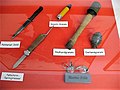 Deutsch: Nahkampf-Dolch, Fallschirm-Springmesser, Gewehr-Granate, Stielhandgranate, Eierhandgranate; Festung Hohensalzburg, Salzburg, Österreich English: Close combat dagger, parachute jumping measure, rifle grenade, handle hand grenade, egg hand grenade; High Fortress, Salzburg, Austria