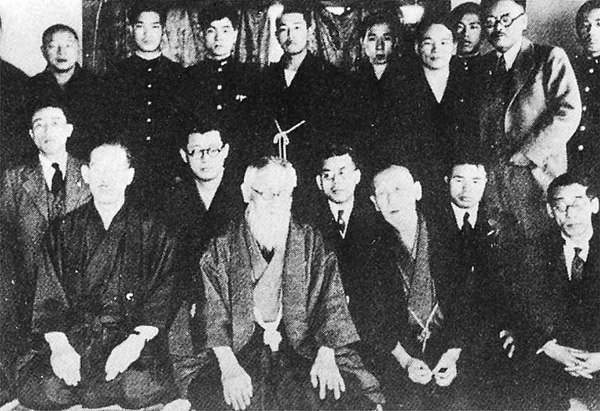 Tōyama Mitsuru (center), Kodama Yoshio (first row, second from right) on a meeting of the Dark/Black Ocean Society (Gen'yosha), 1929