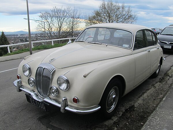 1969 Daimler V8-250, showing Daimler grille fluting