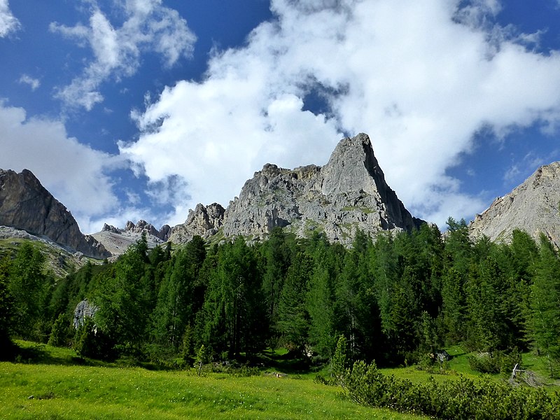 File:2,803m Lagazuoi vicino Passo Falzarego Italy - panoramio.jpg