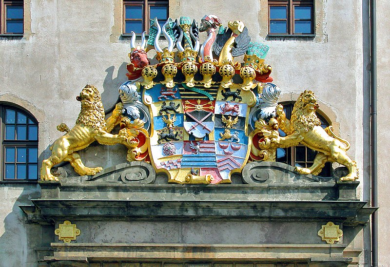 File:20080525170DR Torgau Schloß Hartenfels Prunkportal Wappen.jpg