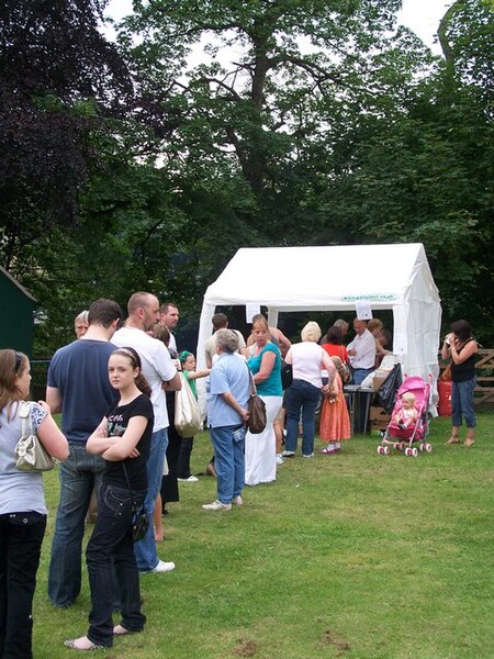 File:2009 Oughtibridge Gala ... Hot Dog Queue - geograph.org.uk - 1628234.jpg