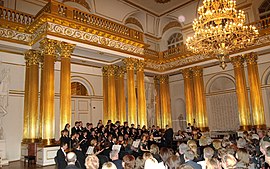 2010 m. kovo 20 d. berniukų ir jaunuolių choras „Dagilėlis“ (meno vadovas Remigijus Adomaitis) koncertavo Sankt Peterburgo valstybiniame Ermitaže. Koncerte dalyvavo Sankt Peterburgo valstybinio Ermitažo orkestras „Camerata Sankt Peterburg“. Dirigavo Maestro Saulius Sondeckis.