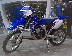 2010 yil Yamaha WR450F 2009 yilgi Sietl Xalqaro mototsikl ko'rgazmasida 1.jpg