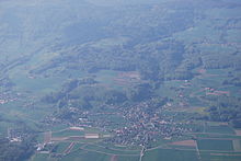 Aerial view of Attiswil (center, foreground) and surrounding villages and countryside. 2011-04-17 Balonveturo (Foto Dietrich Michael Weidmann) 097.JPG