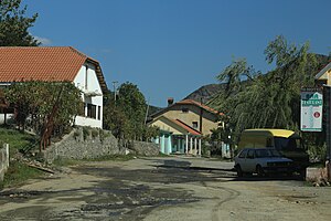 An der Hauptstraße etwas außerhalb des Zentrums (2013)