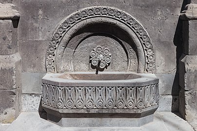 Աղբյուր զանգակատան դիմաց