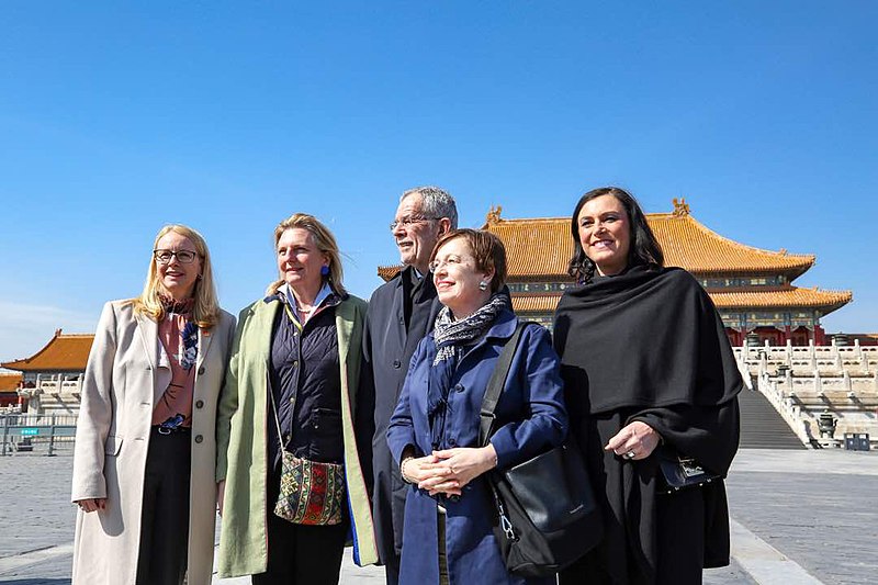 File:2018 Staatsbesuch Alexander Van der Bellen Karin Kneissl in China (40694152554).jpg