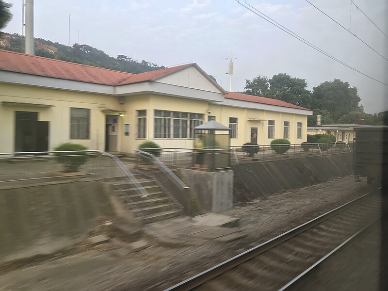 File:201906 Station Building of Heliu.jpg