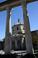 San Lorenzo, attraverso le colonne / San Lorenzo, through the columns.