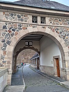 Blick durch das linke Torhaus auf die Kronenfahrbahn