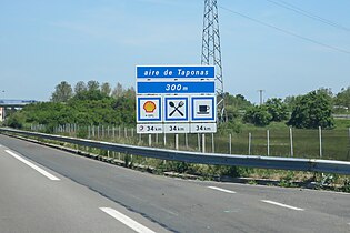 CE15f, CE16, CE18 Aire de Taponas à 300 m avec poste de carburant et GPL d'enseigne Shell, autoroute A6, Rhône.