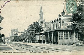 La gare au début du XXe siècle. La photo n'est pas très différente du cliché de 2008, si ce n'est que la ligne est désormais électrifiée.