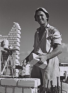 A BRICK LAYER IN TEL AVIV. פועל בניין מניח לבנים באתר בנייה בצל אביב.D838-072.jpg