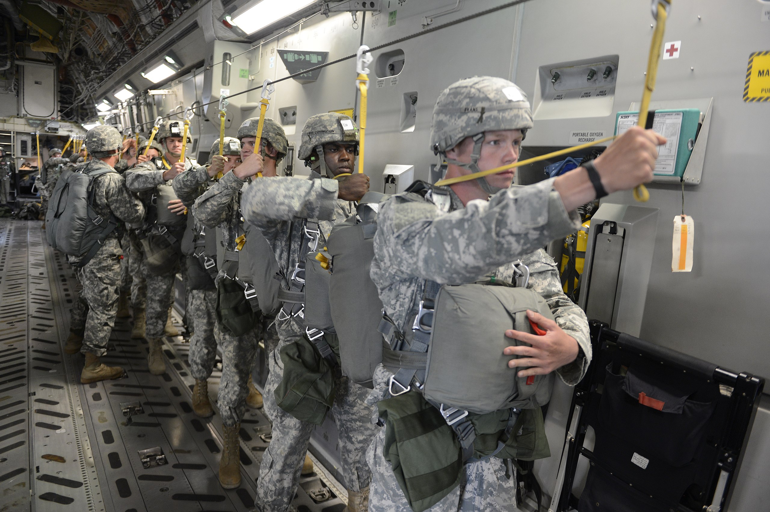 File:A U.S. Army jumpmaster inspects paratroopers assigned to the