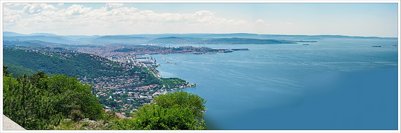 File:A View from Montegrisa back to Trieste (25053663177).jpg