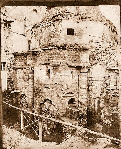 File:Abbaye de Fontevraud - Cuisine - Fouilles de 1902 a.jpg