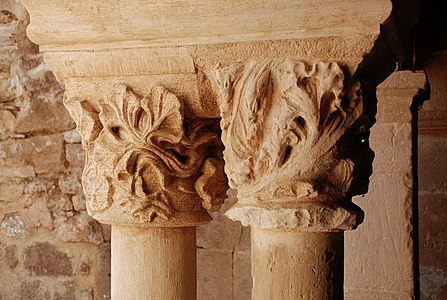 Chapiteaux romans de la galerie ouest.
