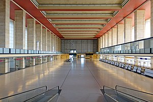 Flughafen Berlin-Tempelhof: Lage und Verkehrsanbindung, Geschichte, Vögel auf dem Flughafen