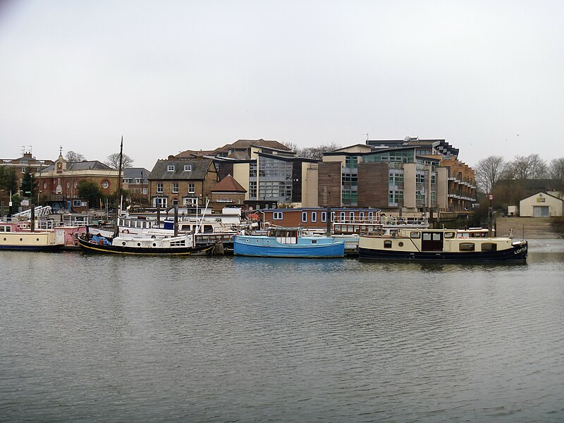 File:Across the river (6) - geograph.org.uk - 5274766.jpg