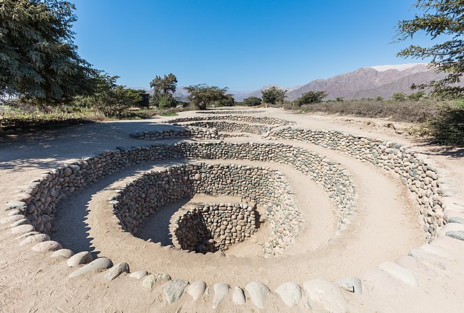 图为毗邻秘鲁纳斯卡市坎塔洛克古渠（英语：Cantalloc aqueducts）的局部景观。古渠数目逾40处，均由早于印加帝国的纳斯卡文明修筑而成，已有约1500年历史。古渠为纳斯卡及周边农田提供水源，人们得以在此干旱之地种植棉花、豆类、马铃薯。