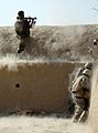 سرباز افغانی آرپی‌جی را شلیک می‌کند