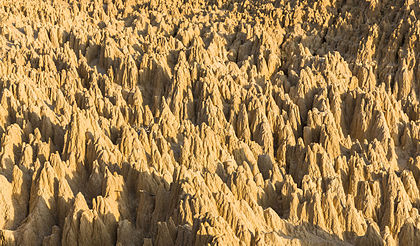 Detalhe de Los Aguarales de Valpalmas, um fenômeno geológico raro, frágil e dinâmico localizado perto de Valpalmas, Saragoça, Espanha. A paisagem é o resultado da erosão pluvial. (definição 5 623 × 3 290)