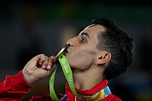 אחמד אבו ע'וש לאחר זכייתו במדליית הזהב באולימפיאדת ריו דה ז'ניירו