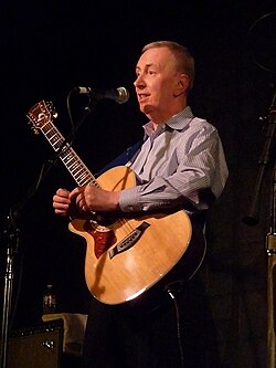 Al Stewart mientres una actuación en California en 2010.