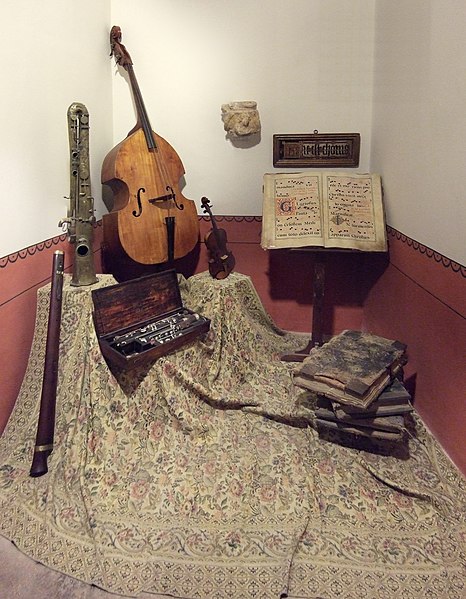 File:Albarracín - Museo Diocesano - Instrumentos.jpg