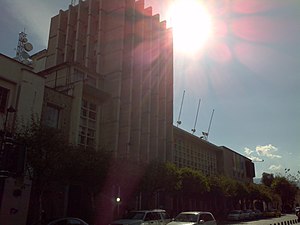 Vista del segundo edificio de la Alcaldía de Cuenca desde el parque Calderón. Sus líneas rectas son discordantes con el estilo de las demás fachadas del centro histórico.