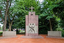 Das Kriegerdenkmal befindet sich in einem kleinen Park neben der evangelischen Kirche