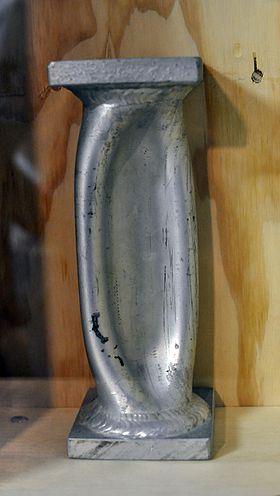Un tube en aluminium (5 mm d'épaisseur) ayant subi une pression de 700 bars.