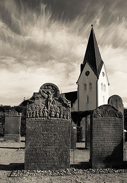 Grabsteine der Seefahrer vor der Kirche St. Clemens (Nebel)‎
