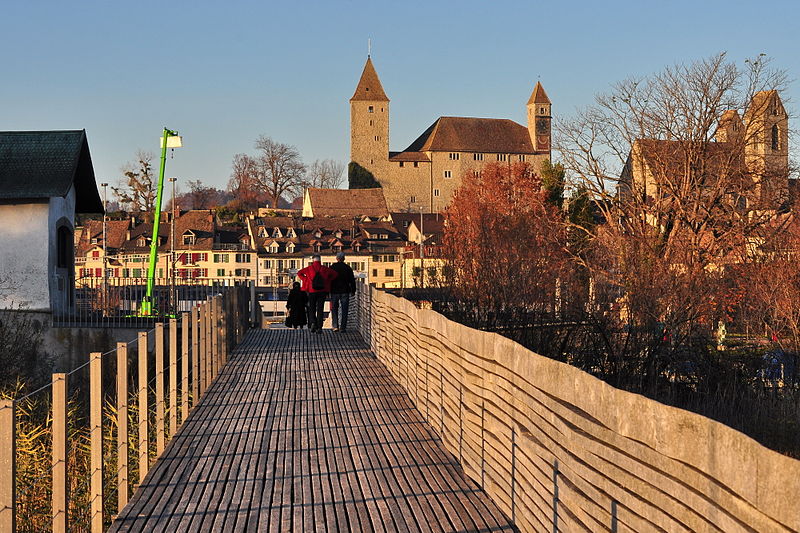 File:Ansicht von der Holzbrücke zwischen Rapperswil und Hurden auf die Altstadt von Rapperswil, links das 'Heilig Hüsli', im Hintergrund Schloss und Stadtpfarrkirche 2011-11-17 15-56-34.JPG