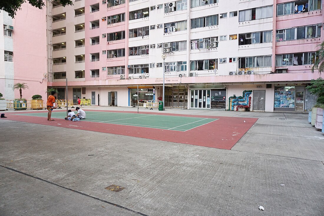 File:Ap Lei Chau Estate Badminton Court.jpg