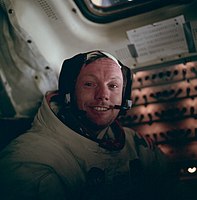 Armstrong dans l'habitacle du module lunaire après la sortie extravéhiculaire.