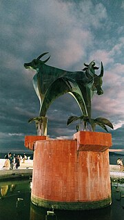 Миниатюра для Файл:Aroma Beach Tamaraw Statue.jpg