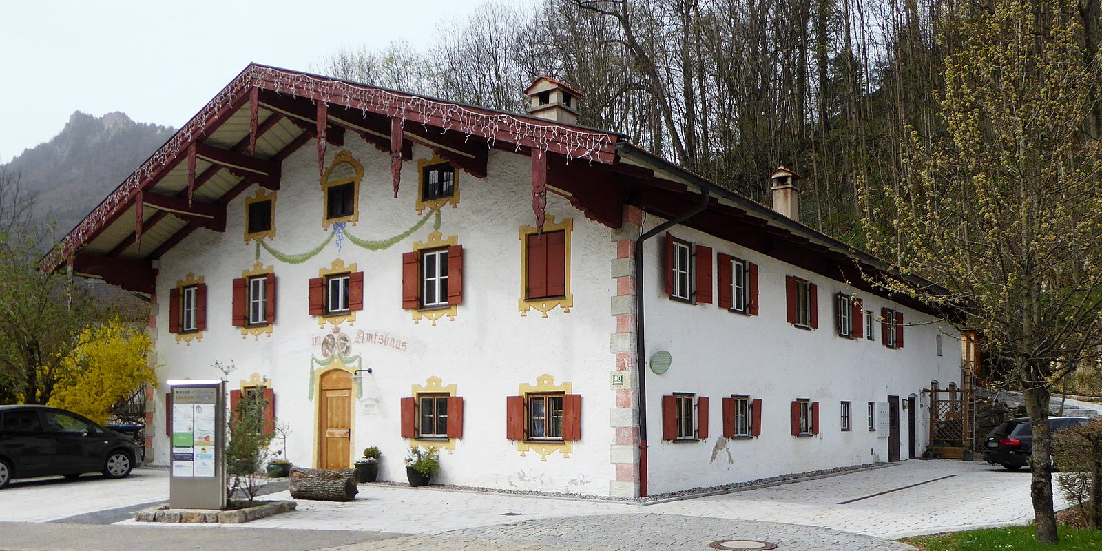 File:Aschau im Chiemgau, Amtshaus, 3.jpeg.