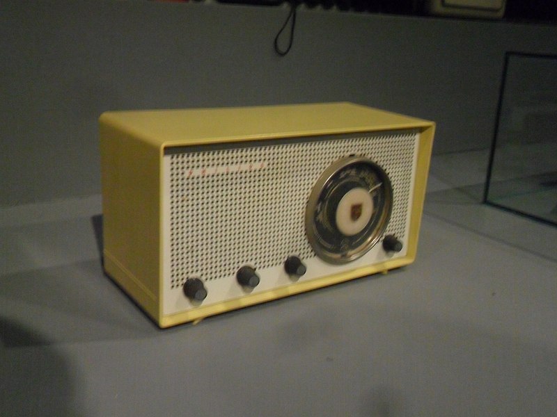 File:Atrapar el sonido Fundación Telefónica 21 Radios a transistores.jpg