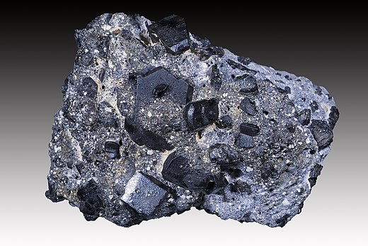 Черная кристаллическая порода. Пироксен Авгит. Авгит минерал. Авгит в базальте. Минерал черный Авгит.