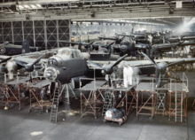 Bombarderos Avro Lancaster casi terminados en la fábrica de AV Roe & Co Ltd, Woodford, Cheshire.png