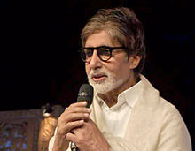 Amitabh Bachchan menghadap jauh dari kamera