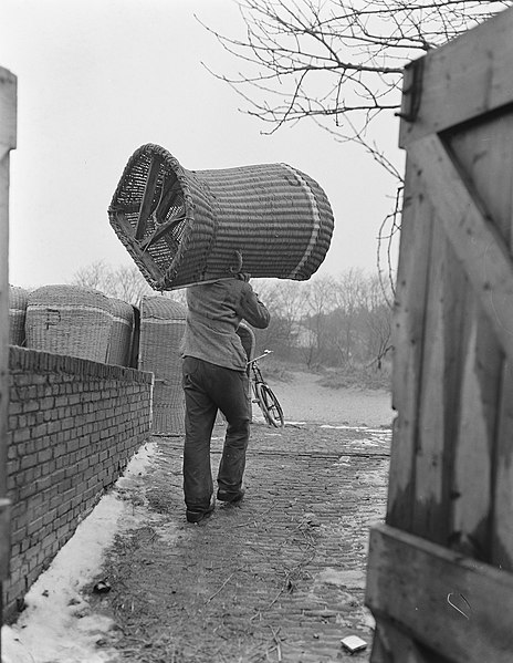 File:Badstoelen worden opgeknapt in Zandvoort, Bestanddeelnr 907-6176.jpg