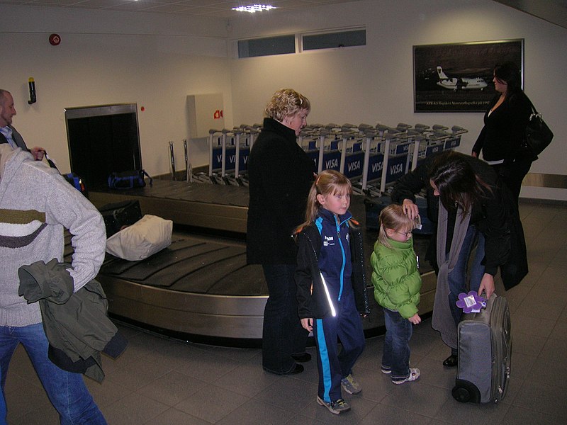 File:Baggage reclaim akureyri ariport.jpg